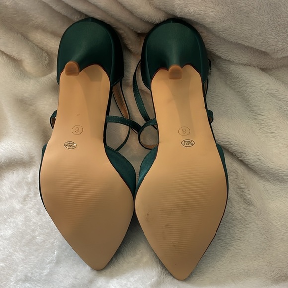 Emerald green pointed toe size 6 crisscross front heels - Picture 2 of 3